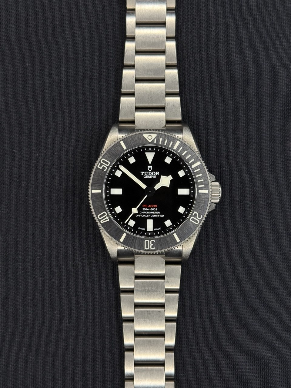 Tudor Black Bay Fifty-Eight completo en flat lay sobre pared Santorini