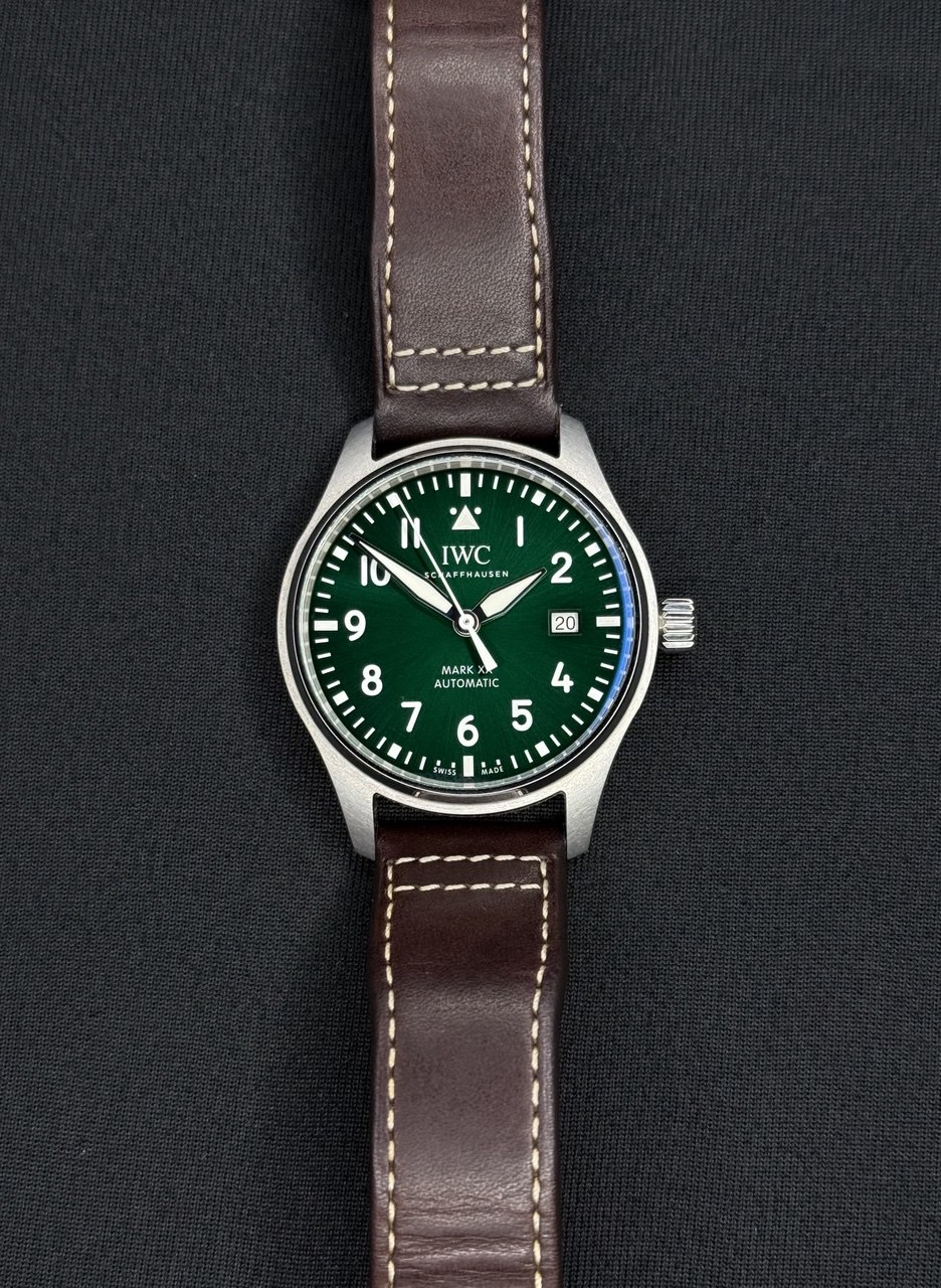 Tempora Chronos Quiet Hour completo en flat lay sobre pared Santorini