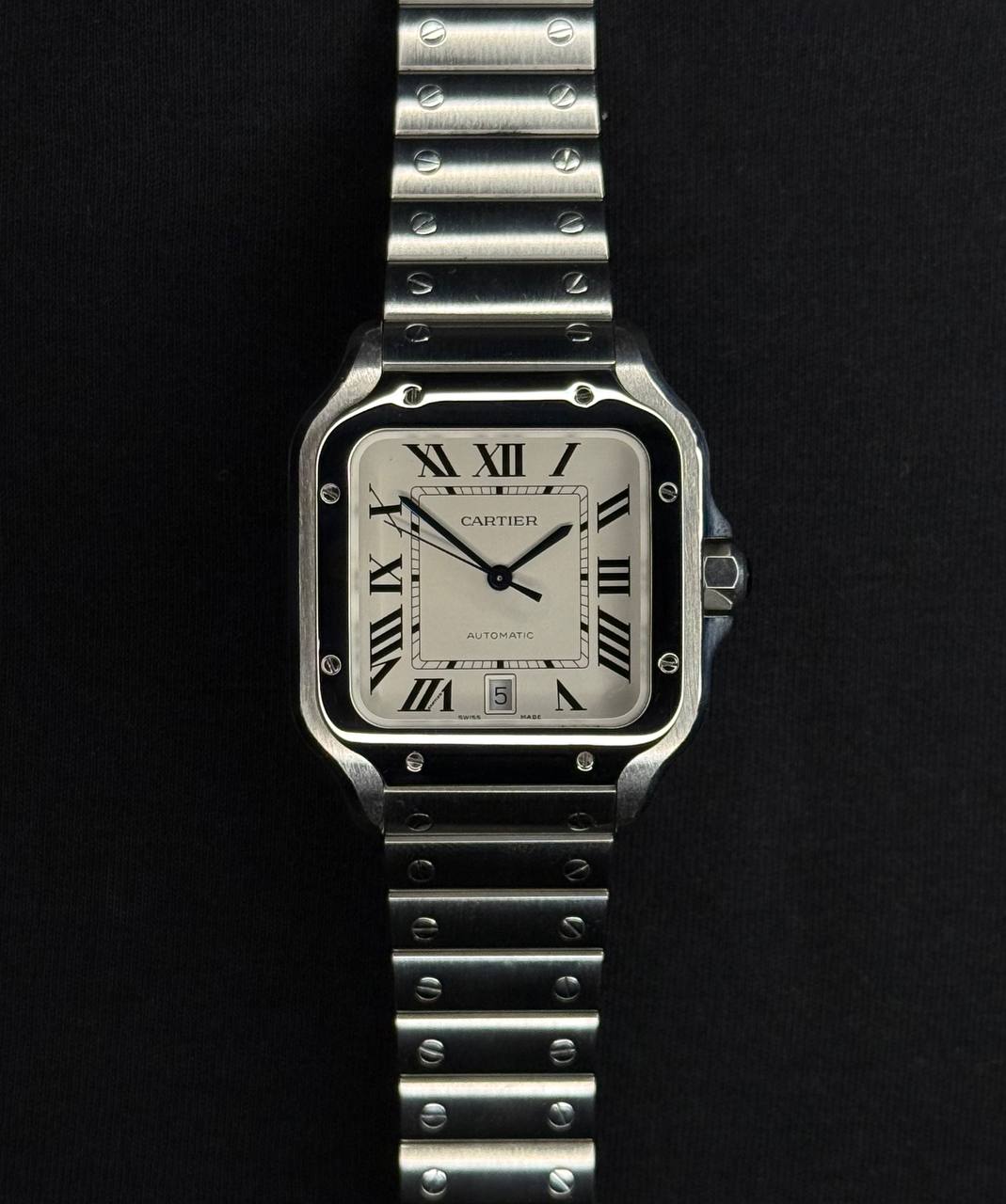 Omega Seamaster completo en flat lay sobre pared Santorini