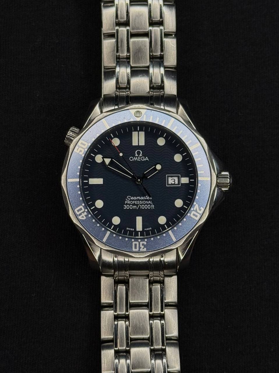 Tudor Black Bay Fifty-Eight completo en flat lay sobre pared Santorini
