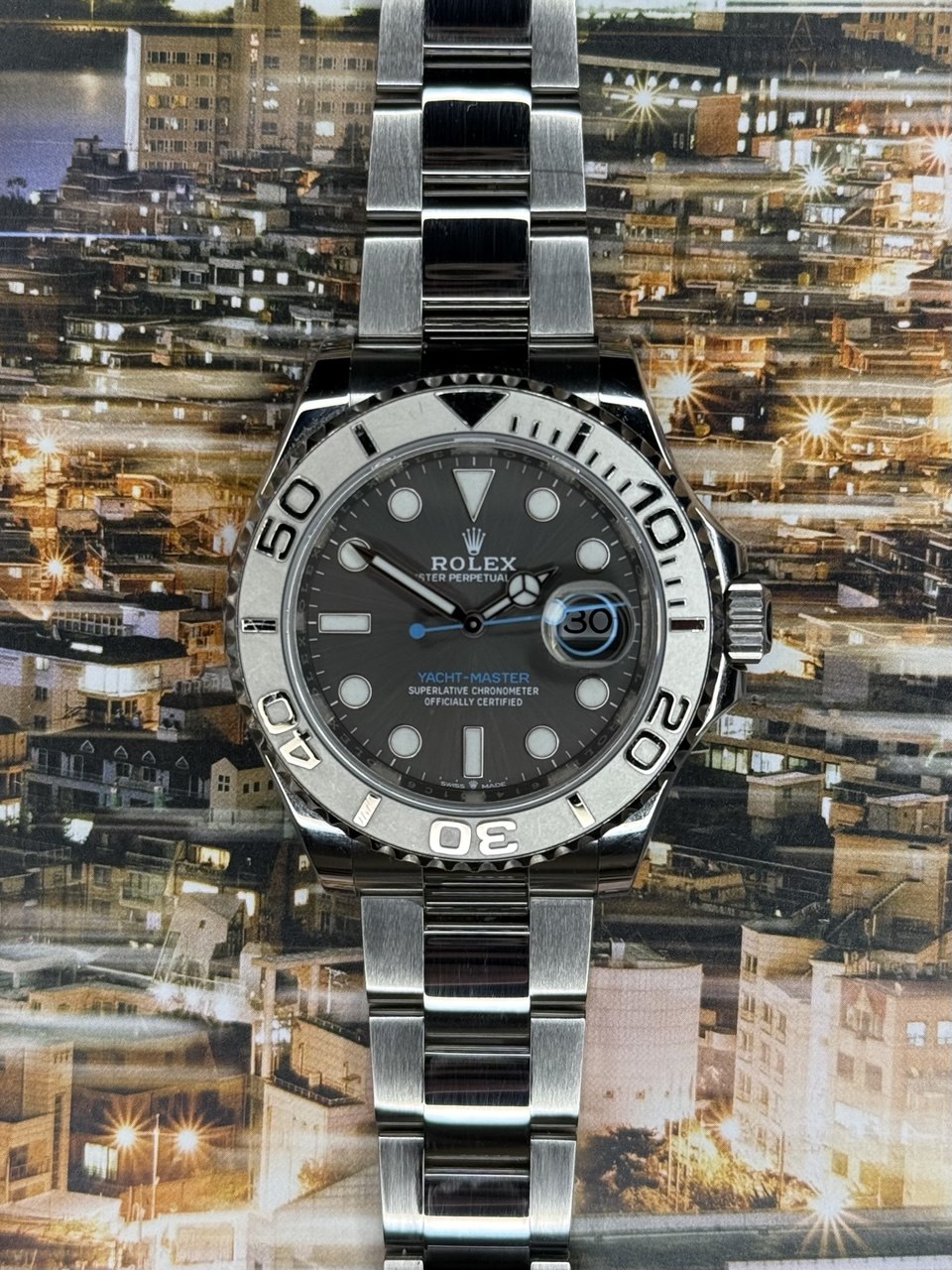 Rolex Submariner completo en flat lay sobre pared Santorini