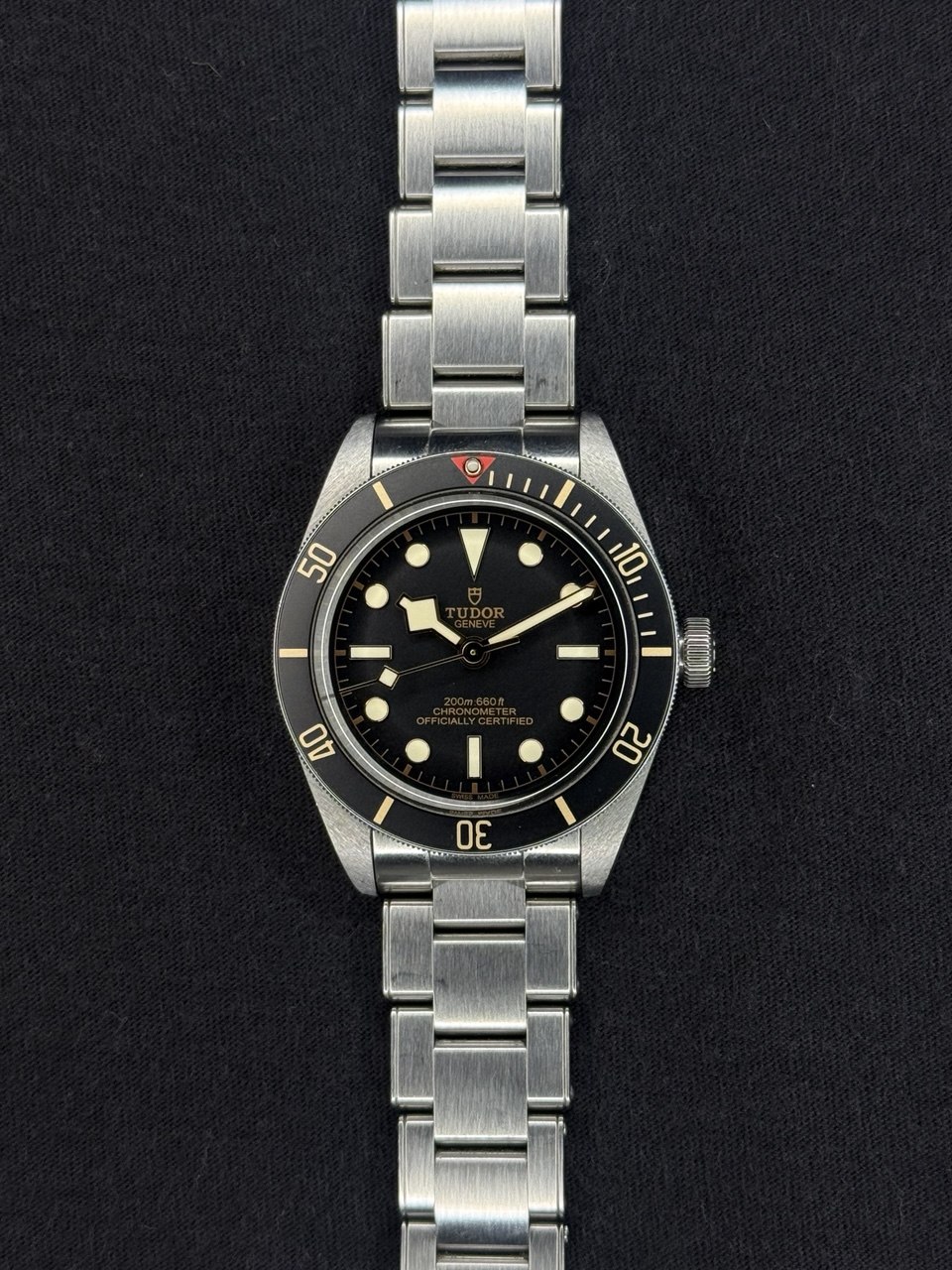 Omega Seamaster completo en flat lay sobre pared Santorini