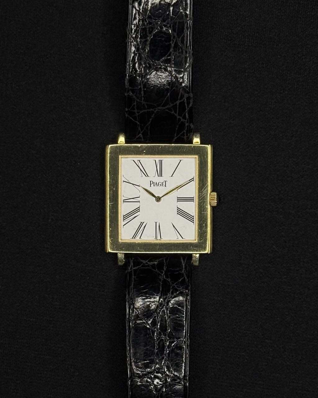 Tudor Black Bay Fifty-Eight completo en flat lay sobre pared Santorini