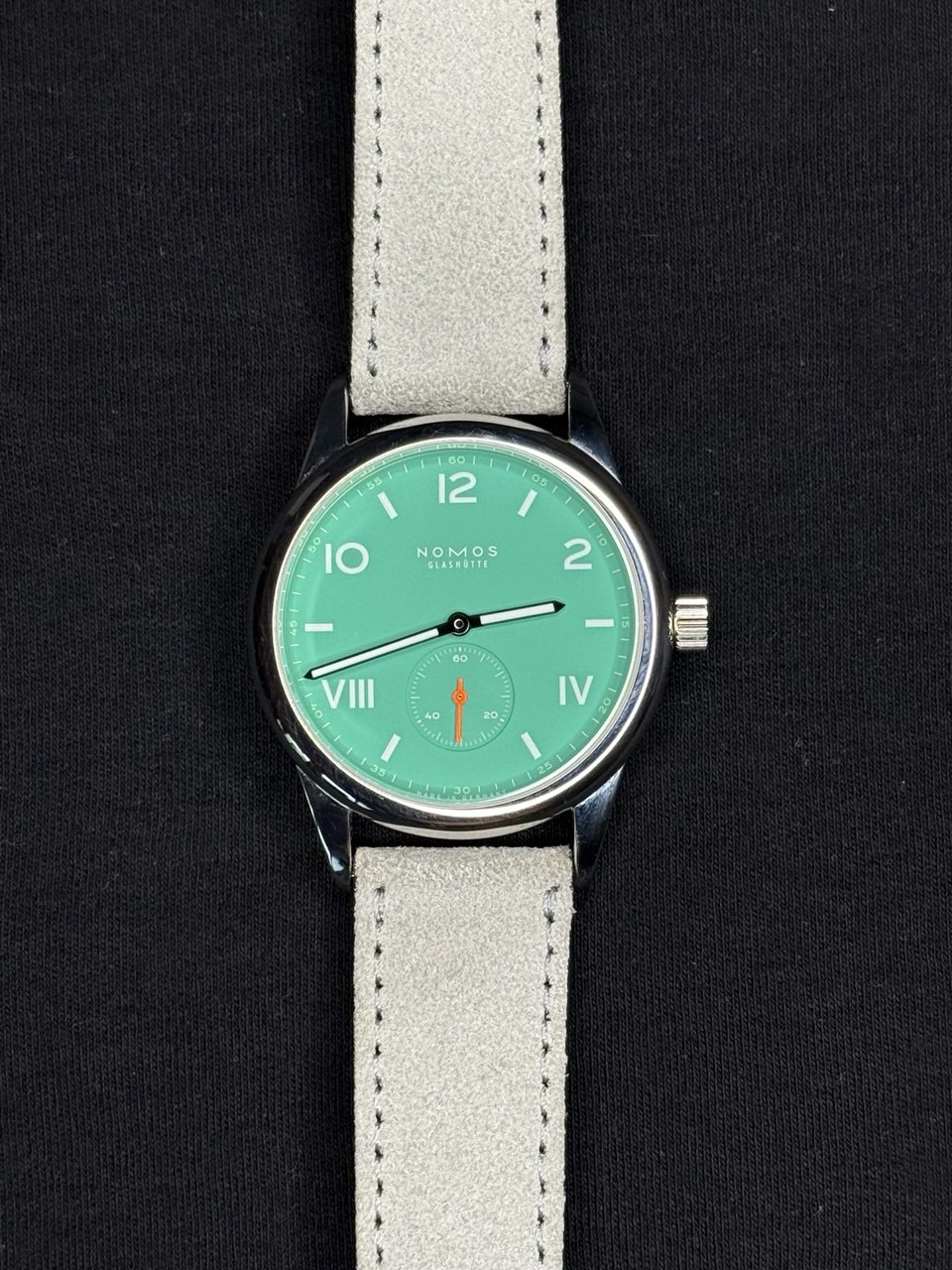 Tempora Chronos Quiet Hour completo en flat lay sobre pared Santorini